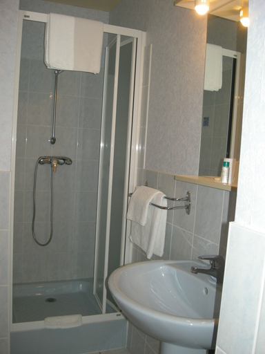 Bathroom 4, De la Renaissance, Manche