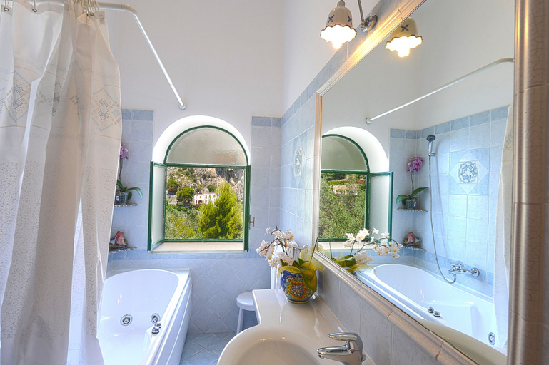 Bathroom 4, Hotel La Perla, Salerno