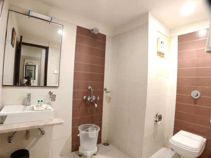 Bathroom 3, Hotel Shiv Villas, Raisen