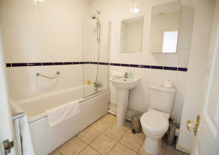 Bathroom, Alexandra Court 7, Slough