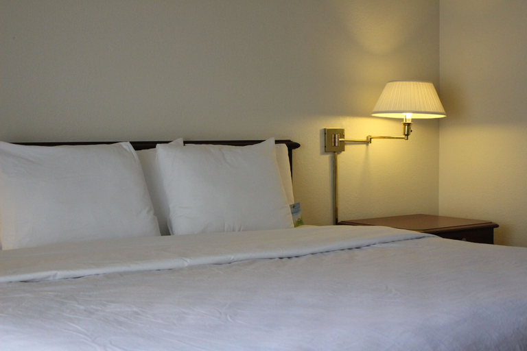 Bedroom 3, Days Inn & Suites by Wyndham Sunnyvale, Santa Clara