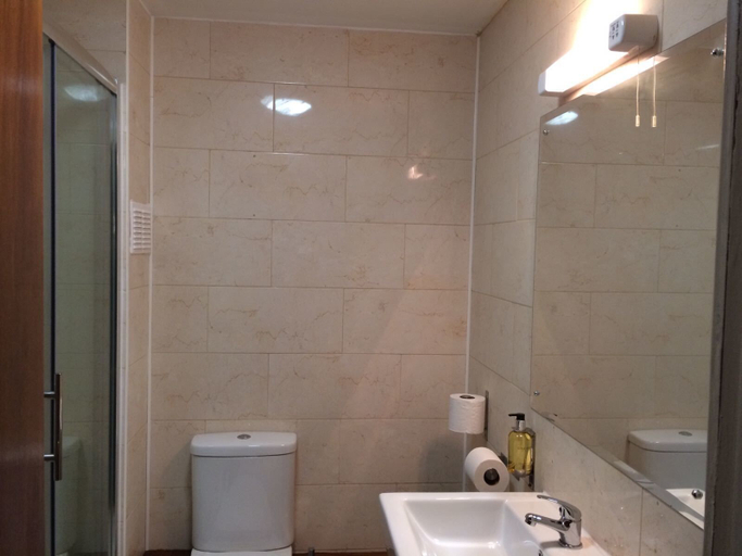 Bathroom 3, Crosshill House, Glasgow