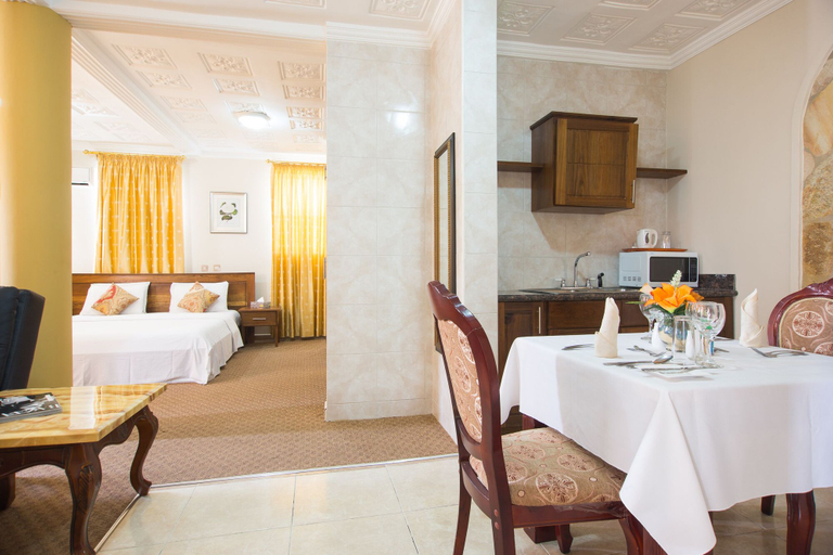 Food & Drinks, Charleston Hotel, Accra