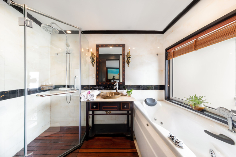 Bathroom 4, Huong Hai Sealife Cruise, Hạ Long