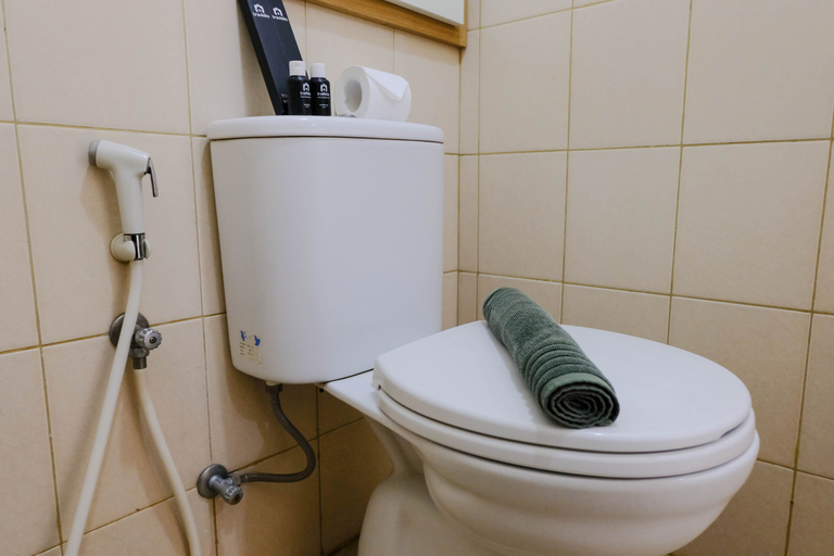 Bathroom 5, Cozy and Homey 2BR Tamansari Panoramic Apartment By Travelio, Bandung
