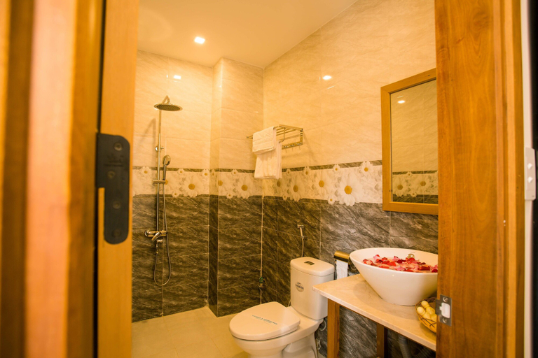 Bathroom 3, New Sunshine Homestay, Da Nang