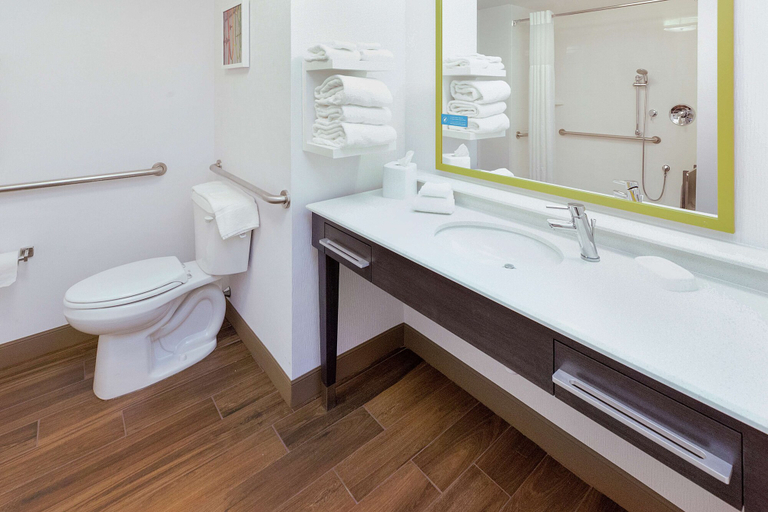 Bathroom 4, Hampton Inn & Suites Morgantown / University Town Centre, Monongalia