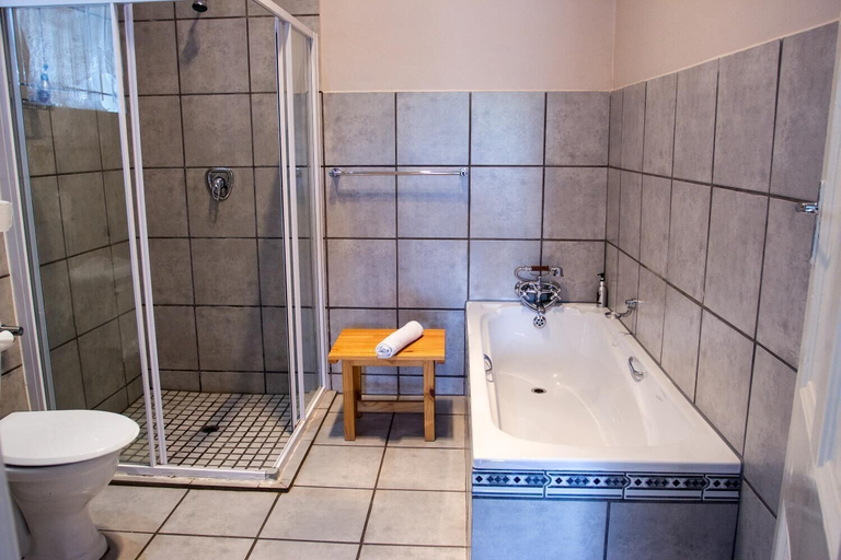 Bathroom 3, Die Kleipot Guesthouse, Pixley ka Seme