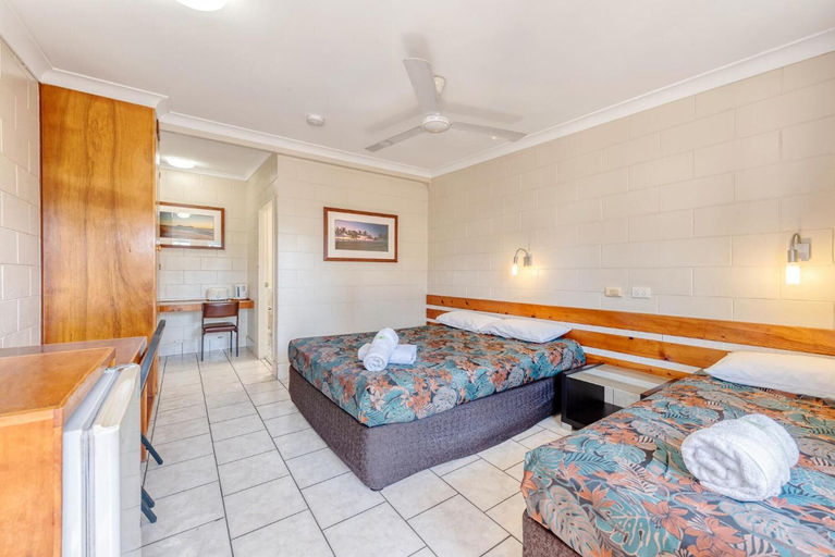 Bedroom 2, Demi View Motel, Douglas