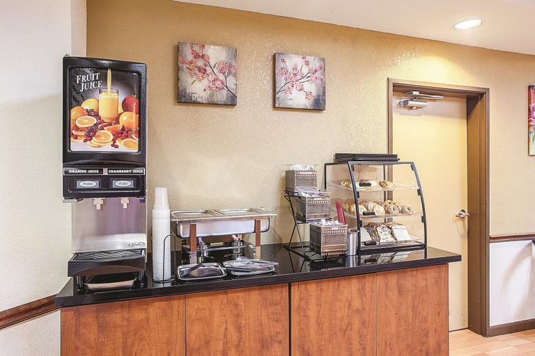 Food & Drinks 5, La Quinta Inn & Suites by Wyndham Davis, Yolo