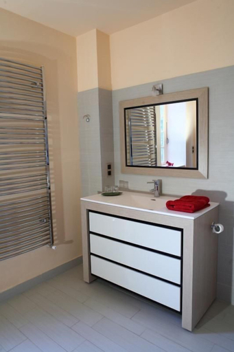 Bathroom 5, Le Relais Louis XI, Loiret