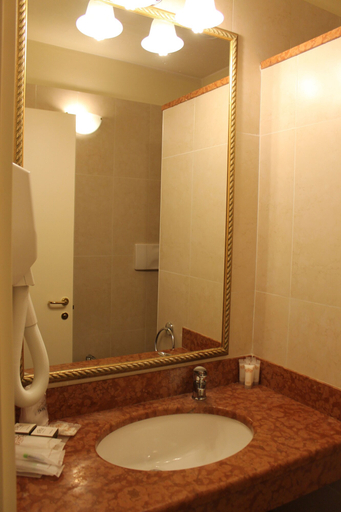 Bathroom 4, Hotel Don Carlo, Pavia