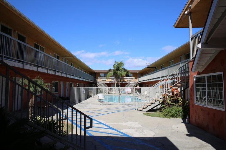 Exterior & Views 2, Chateau Inn and Suites, Los Angeles