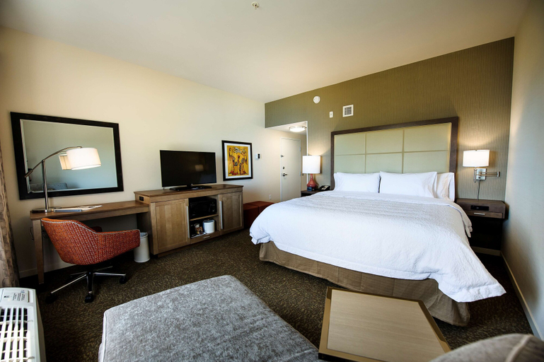 Bedroom 3, Hampton Inn & Suites by Hilton Truro, Colchester