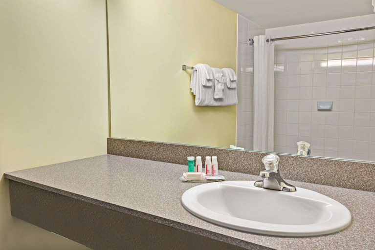 Bathroom 4, Super 8 by Wyndham Barrie South, Simcoe