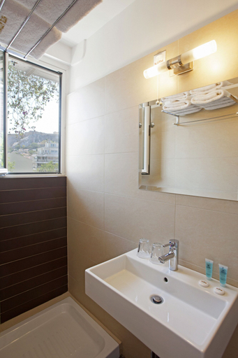 Bathroom 5, Metropolis Hotel, Attica