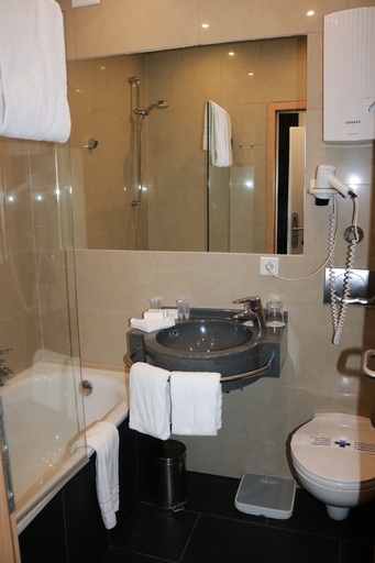 Bathroom 4, Hotel Asahi, Düsseldorf