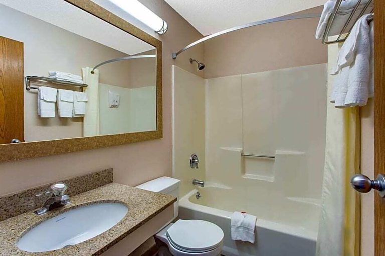 Bathroom 4, Quality Inn Lee - Lenox South, Berkshire