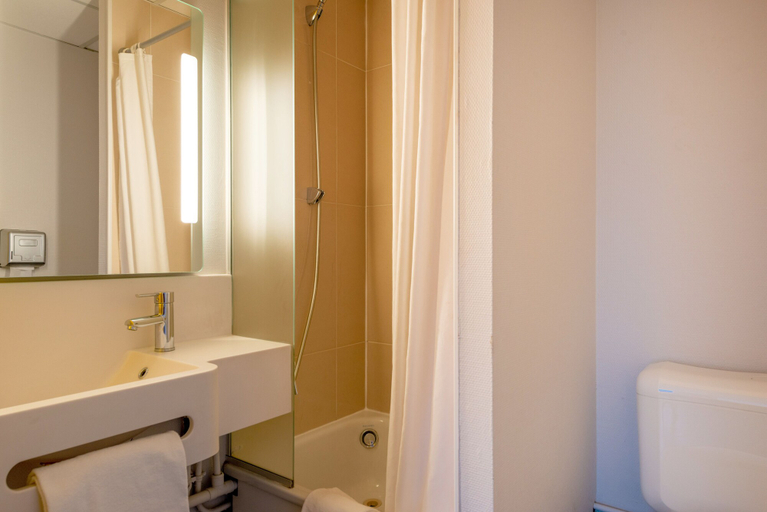 Bathroom 4, B&B HOTEL Cholet Sud, Maine-et-Loire