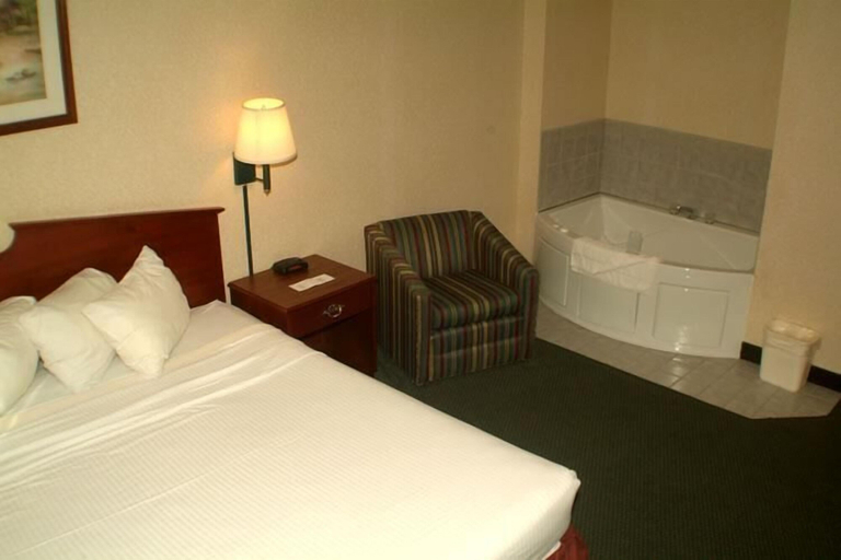 Bedroom 3, Baymont by Wyndham New Buffalo, Berrien
