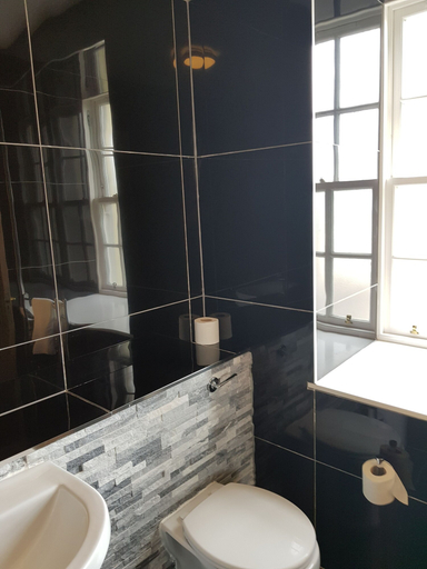Bathroom 5, The Grey Gull Hotel, Argyll and Bute