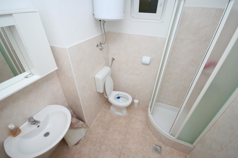 Bathroom 2, Apartmani Basioli, Sali