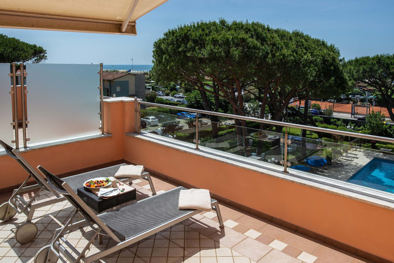 Exterior & Views 10