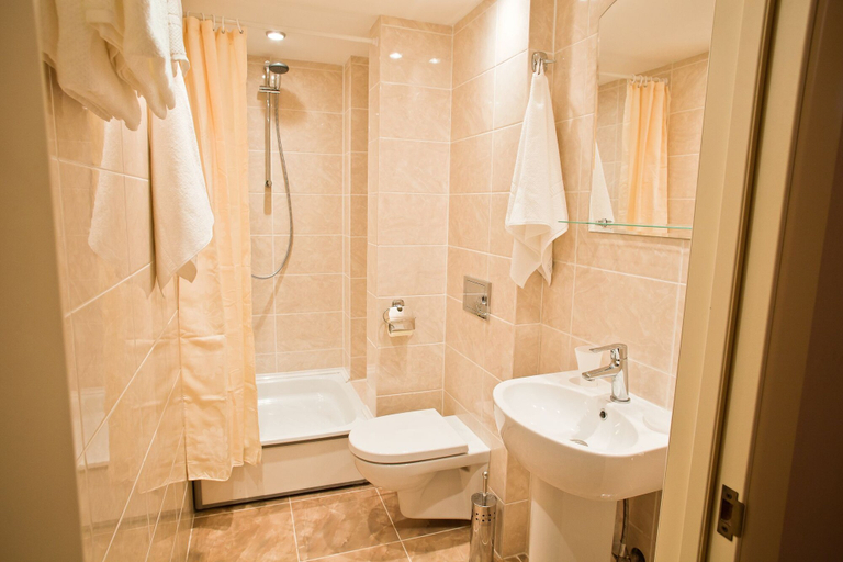Bathroom 2, South Port hotel, Southern