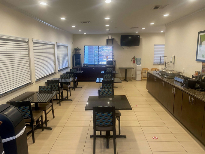 Food & Drinks 5, SureStay Plus Hotel by Best Western Edmond, Oklahoma