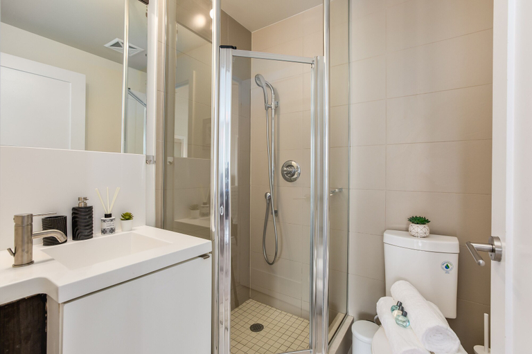 Bathroom 3, Applewood Suites - CN Tower & Convention, Toronto