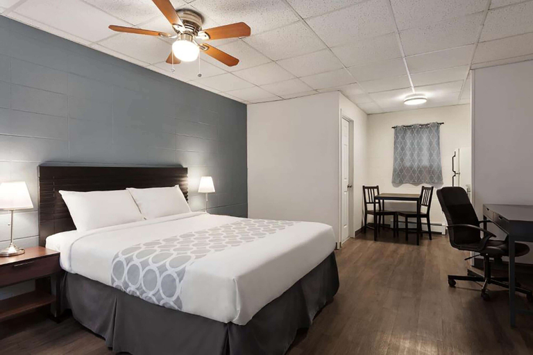 Bedroom 3, Howard Johnson by Wyndham Grande Prairie, Division No. 19