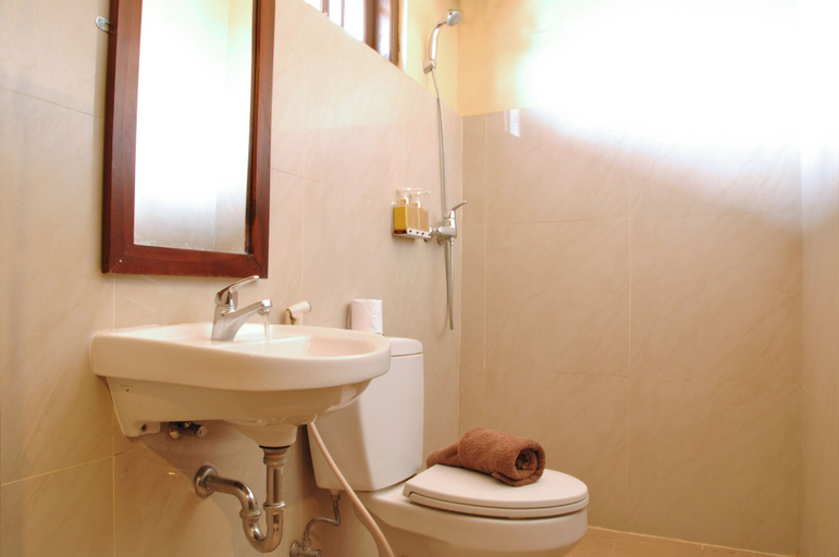 Bathroom 5, Bemo Corner Guest House, Badung
