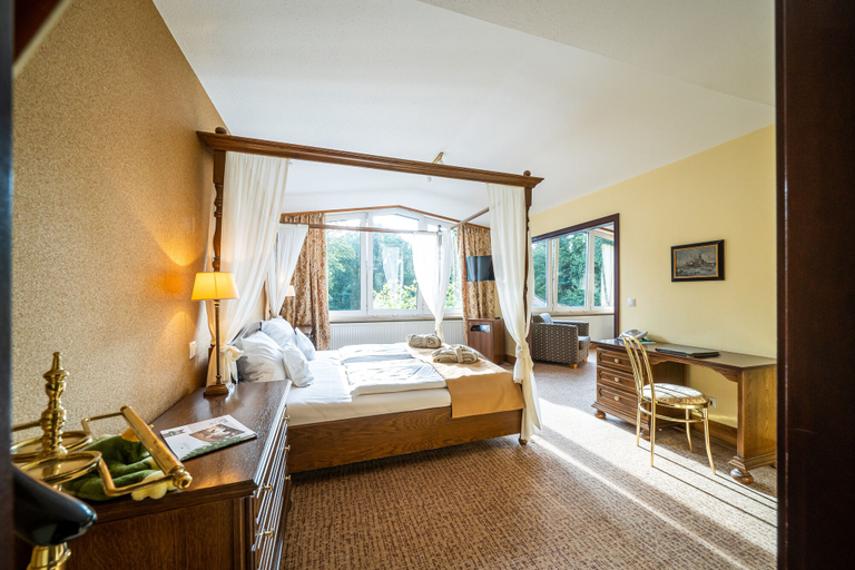 Bedroom 3, Waldhotel Tannenhäuschen, Wesel