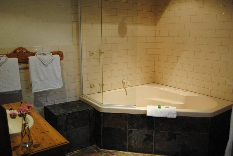 Bathroom 4, Clarendon Chalets, Grant