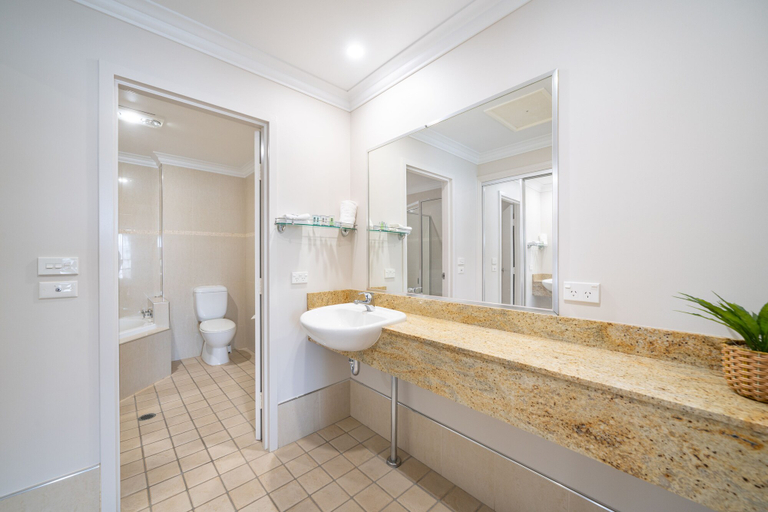 Bathroom 4, Heritage Inn Bathurst, Bathurst Regional - Pt A