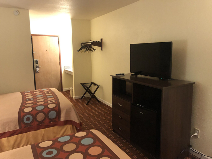 Bedroom 3, Super 8 by Wyndham Plover Stevens Point Area, Portage