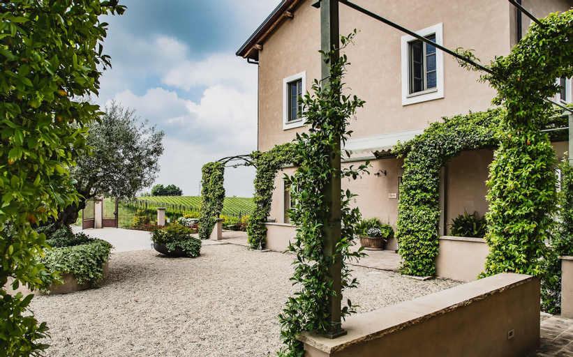 Exterior & Views 24