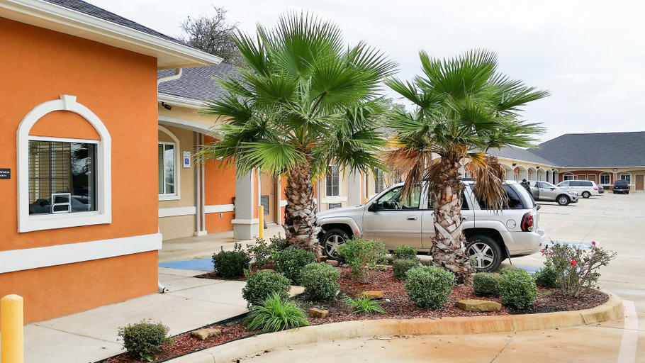 Exterior & Views 2, Studio 6 Pleasanton, TX, Atascosa