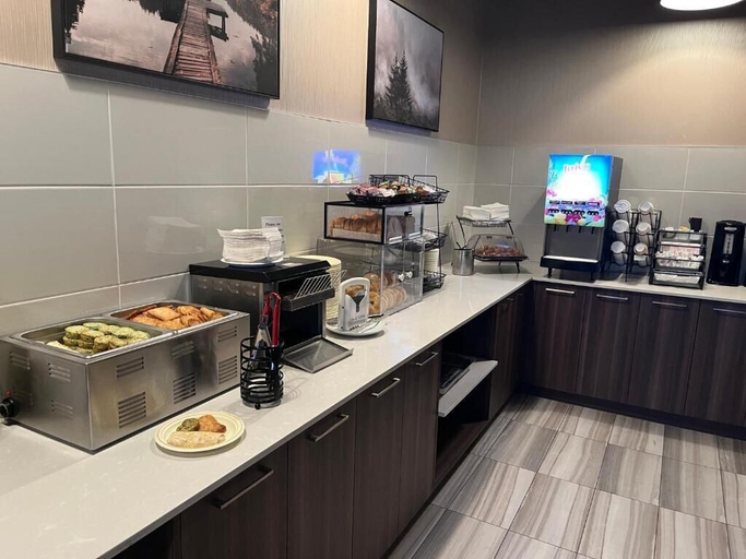 Food & Drinks 5, Super 8 by Wyndham Macleod Trail Calgary, Division No. 6