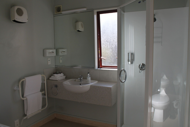 Bathroom 5, Alhambra Oaks Motor Lodge, Dunedin