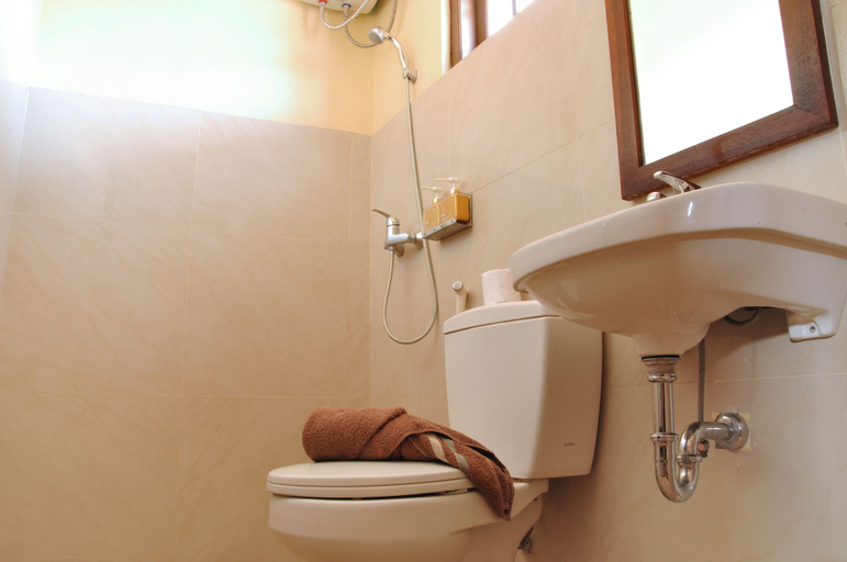 Bathroom 5, Bemo Corner Guest House, Badung
