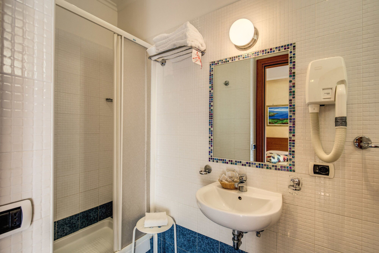 Bathroom 4, Hotel Maryelen, Rome
