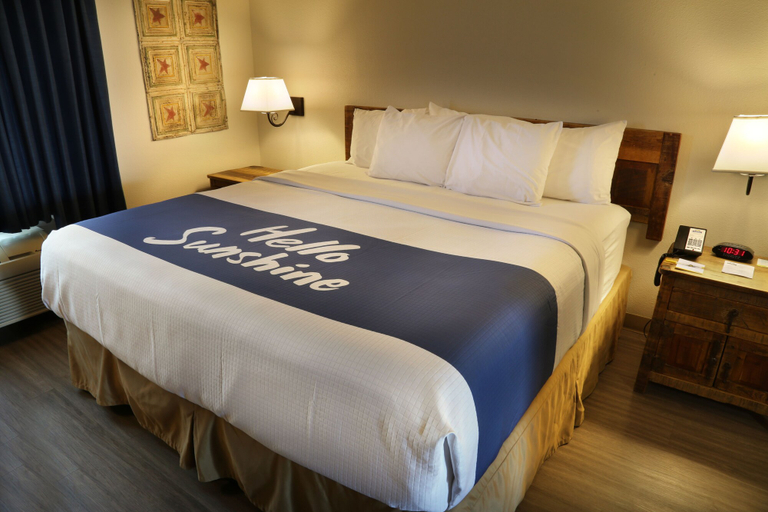 Bedroom 3, Days Inn & Suites by Wyndham Llano, Llano