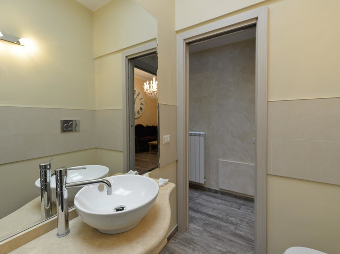 Bathroom 4, Bacall Apartment, Roma