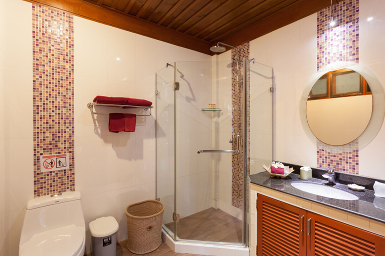 Bathroom 4, P. P. Erawan Palms Resort, Mueang Krabi