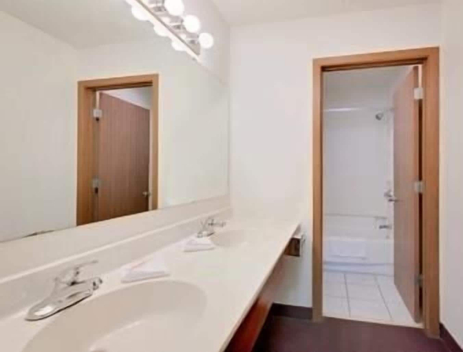 Bathroom 4, Super 8 by Wyndham Keystone/Mt. Rushmore, Pennington