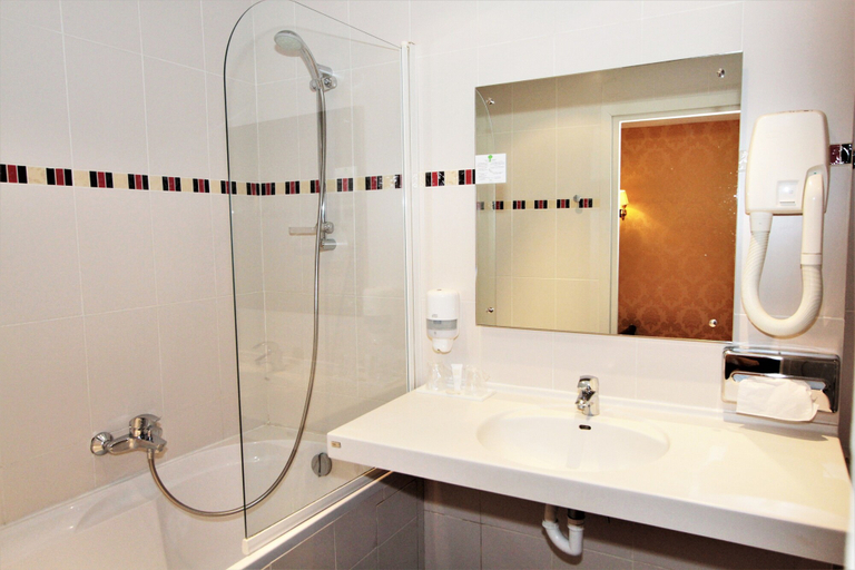 Bathroom 3, Hotel Le Regent, Aisne