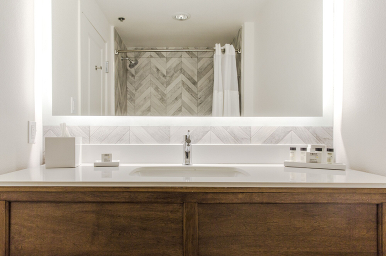 Bathroom 4, Sandcastle Hotel on the Beach, San Luis Obispo