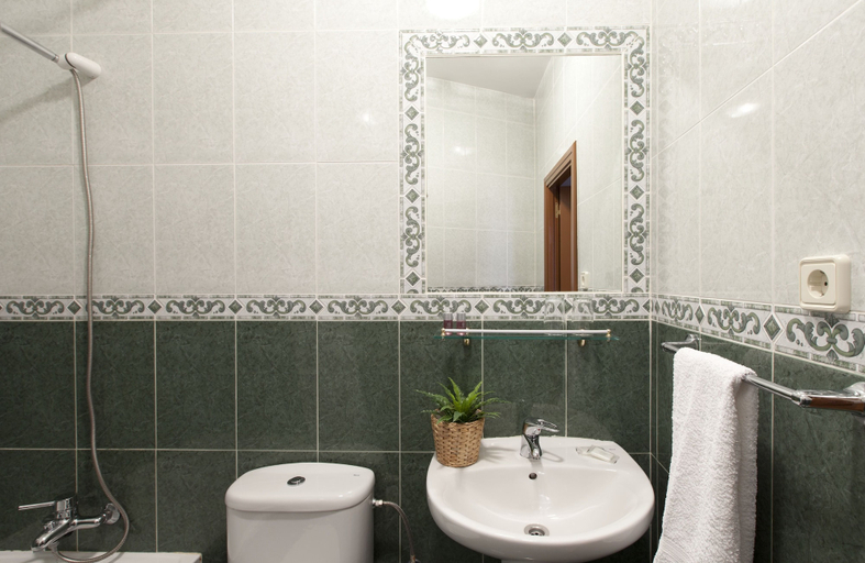 Bathroom 3, Hostal Condestable, Madrid