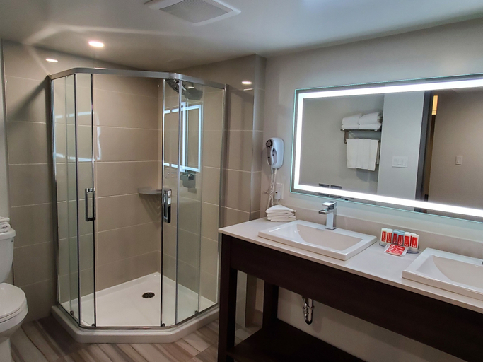 Bathroom 4, Super 8 by Wyndham Macleod Trail Calgary, Division No. 6
